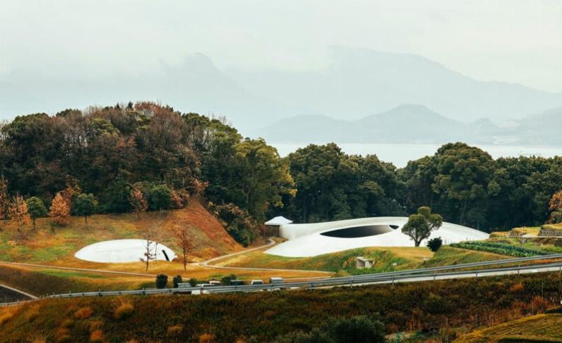 Façade architecturale moderne de la Philharmonie de Paris sous un ciel bleu, mettant en valeur son design unique